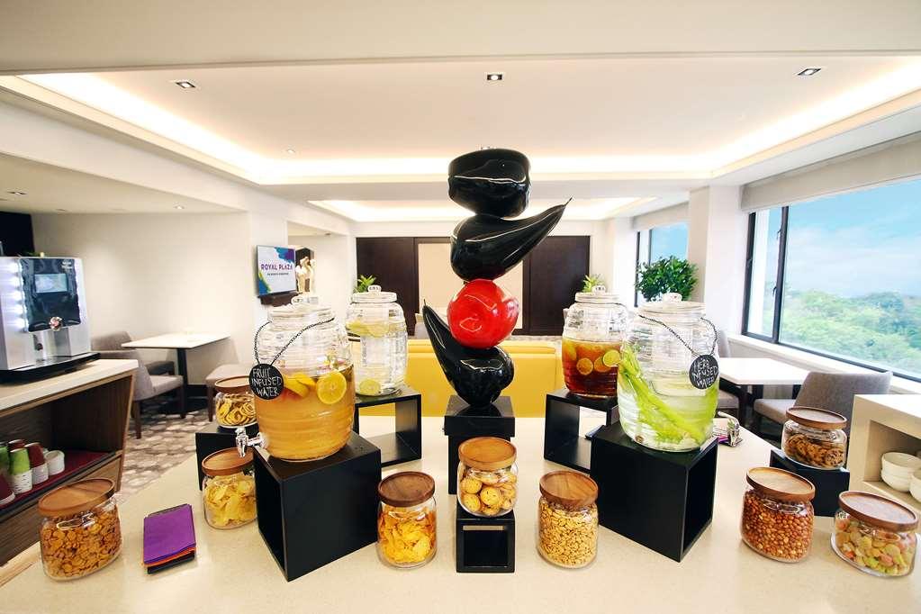 Royal Plaza On Scotts Hotel Singapore Restaurant photo The lounge at KLIA