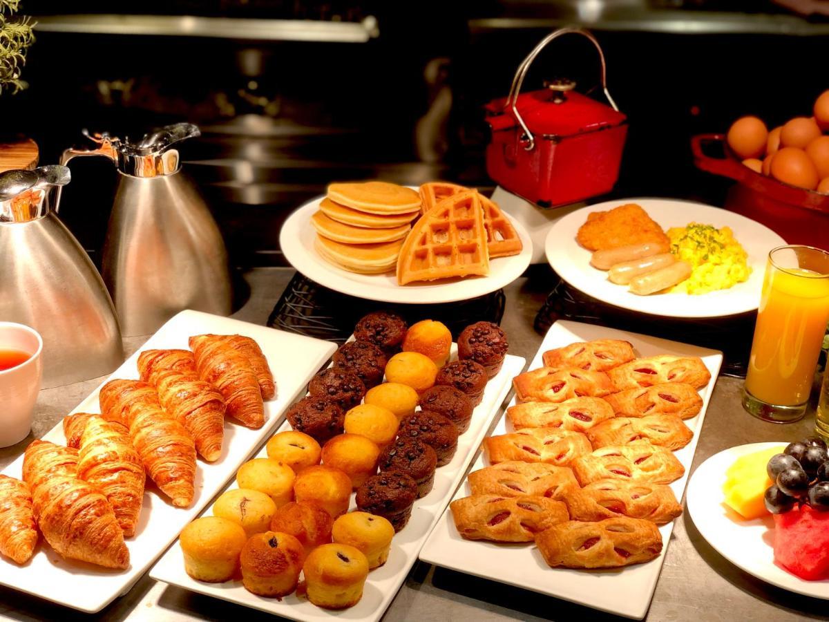 Royal Plaza On Scotts Hotel Singapore Exterior photo A breakfast buffet