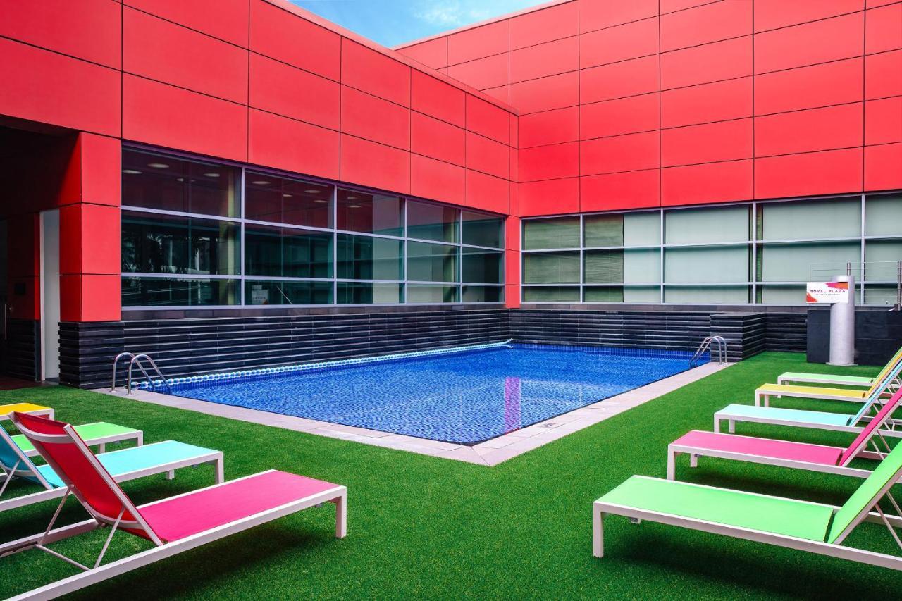 Royal Plaza On Scotts Hotel Singapore Exterior photo The pool at the hotel