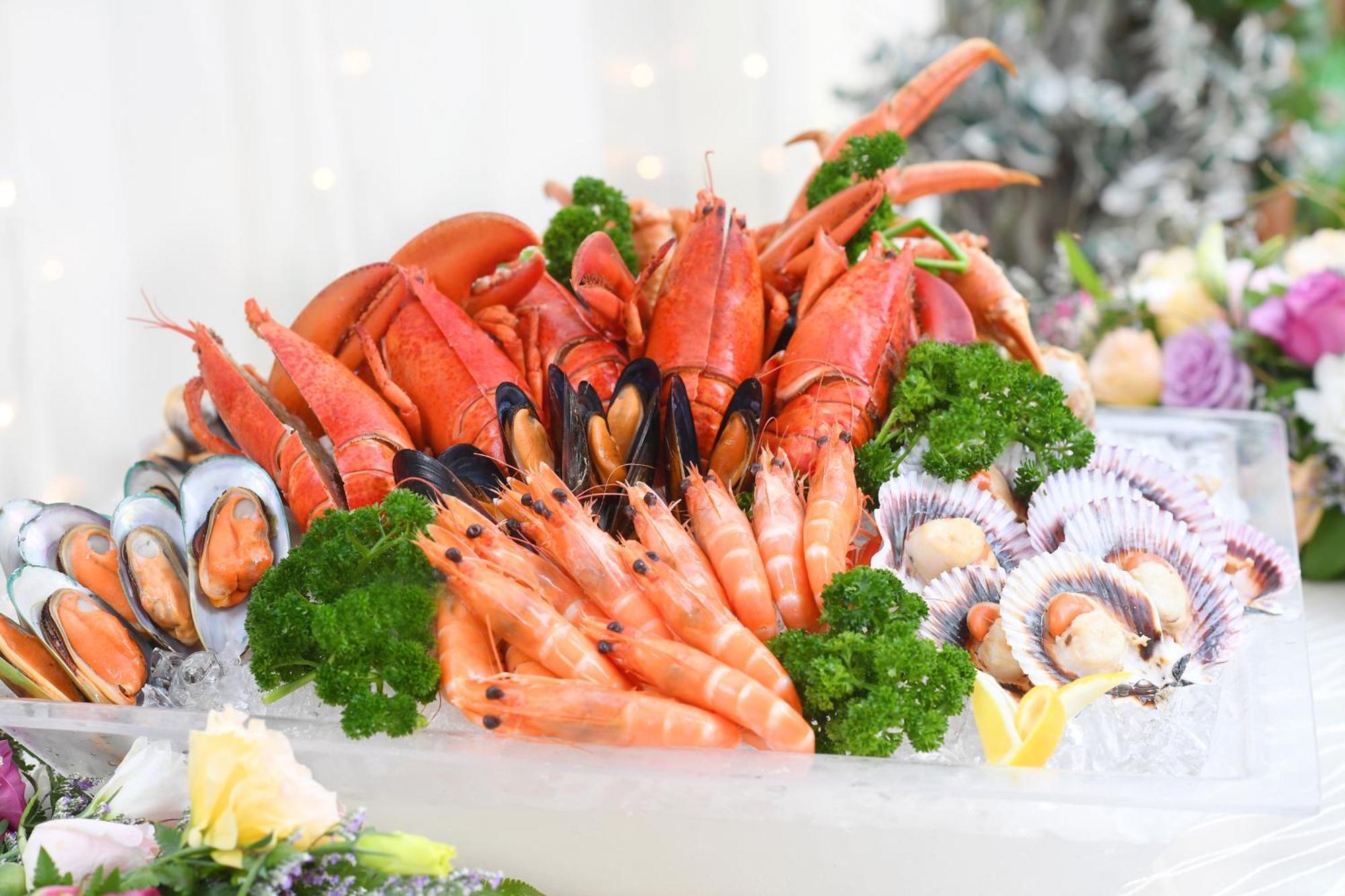 Royal Plaza On Scotts Hotel Singapore Exterior photo Seafood