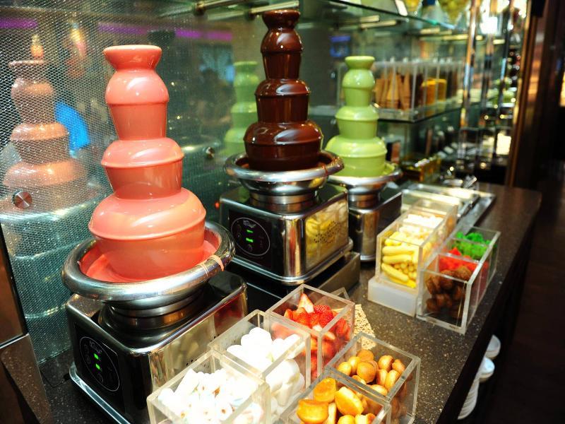 Royal Plaza On Scotts Hotel Singapore Exterior photo Chocolate fountain
