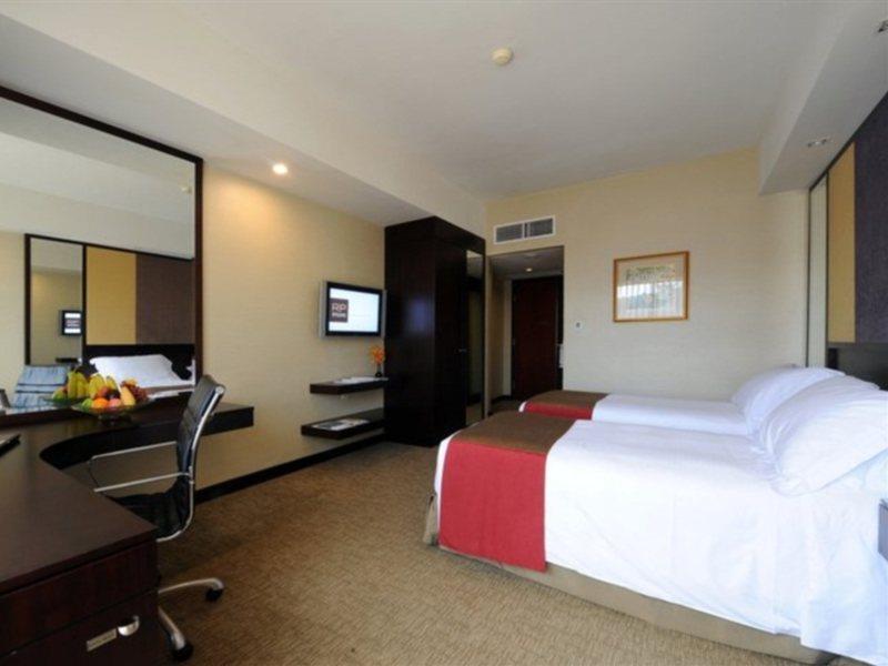 Royal Plaza On Scotts Hotel Singapore Exterior photo A room at the hotel