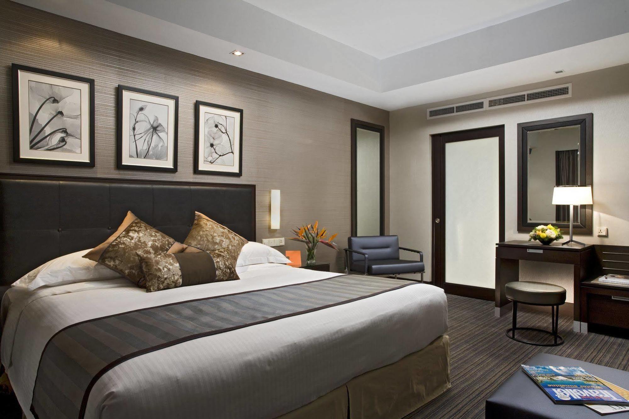 Royal Plaza On Scotts Hotel Singapore Exterior photo A bedroom at the InterContinental London Park Lane